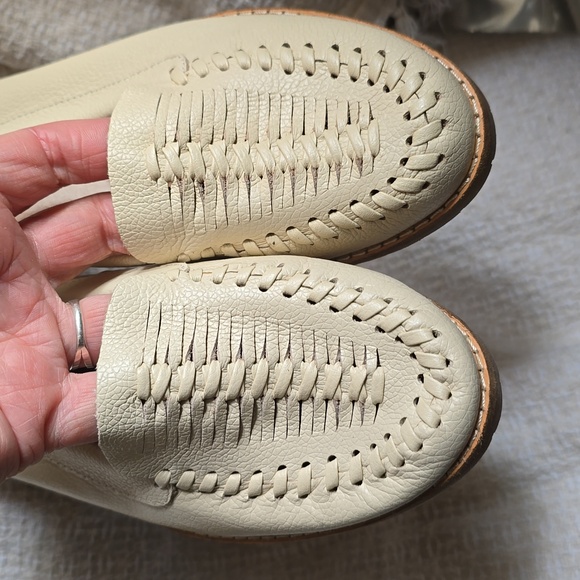Sofft Leather Woven Slip On Flat Loafer Moccasin Creme  Size 7.5 Comfort NEW - Picture 2 of 7
